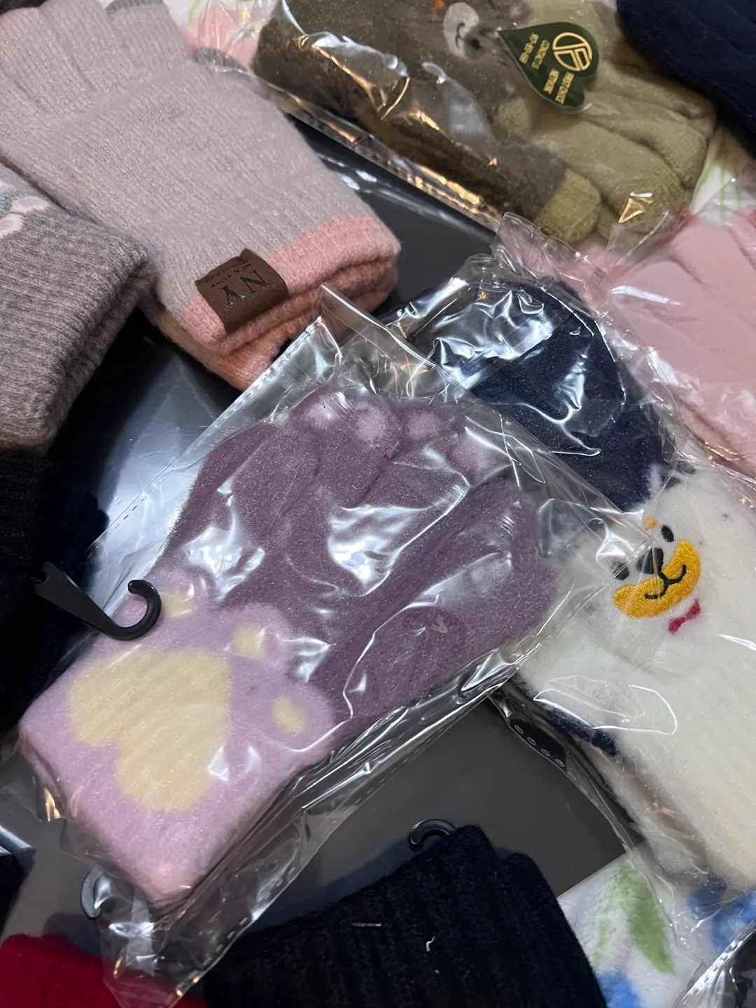 Assorted Winter Gloves image indicator(2)