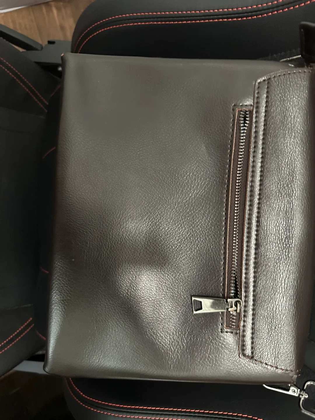 Brown Leather Messenger Bag image indicator(5)