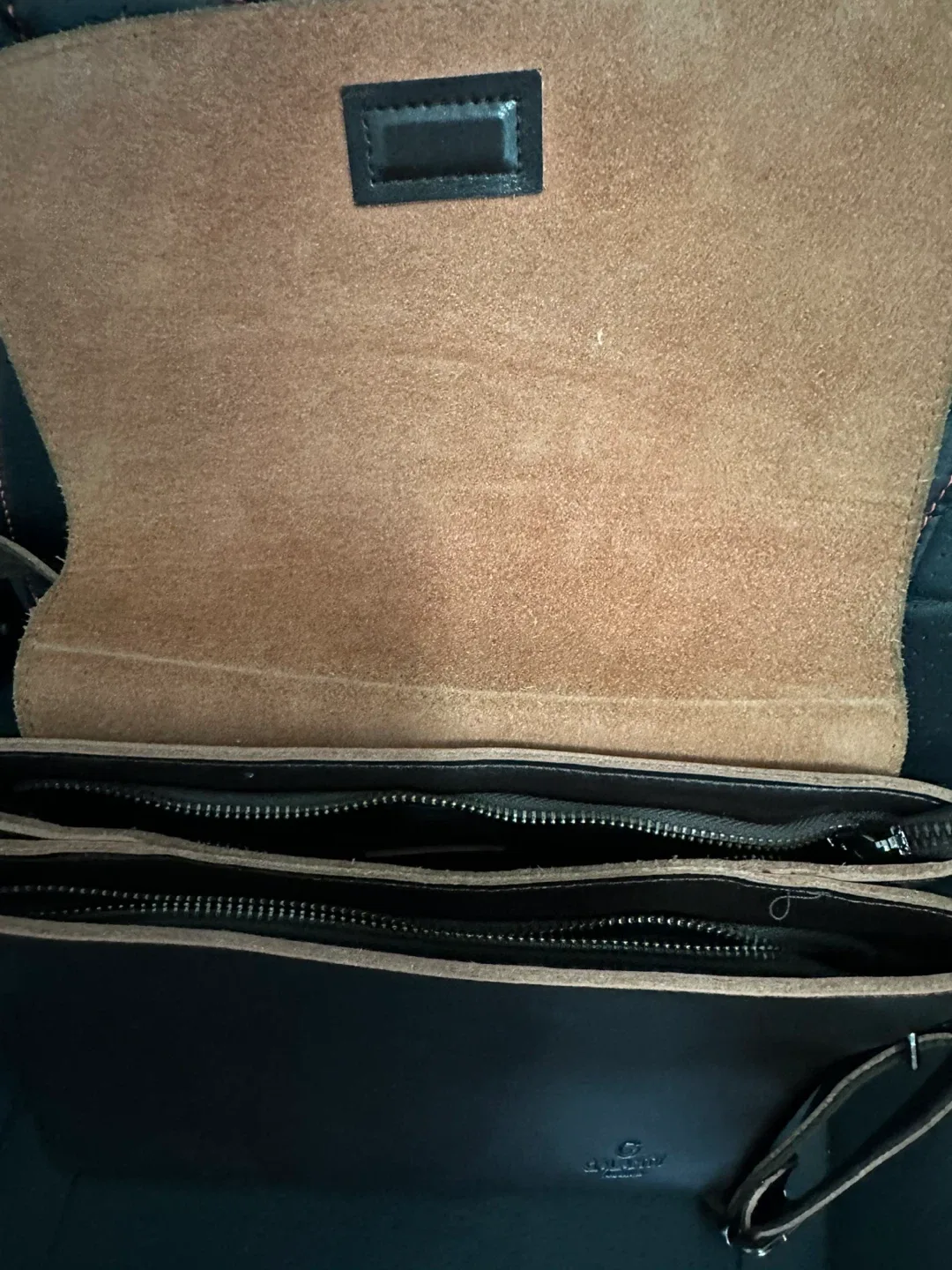 Brown Leather Messenger Bag image indicator(6)