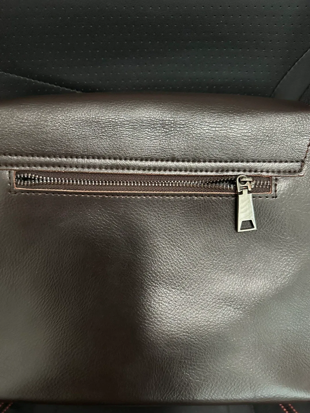 Brown Leather Messenger Bag image indicator(4)