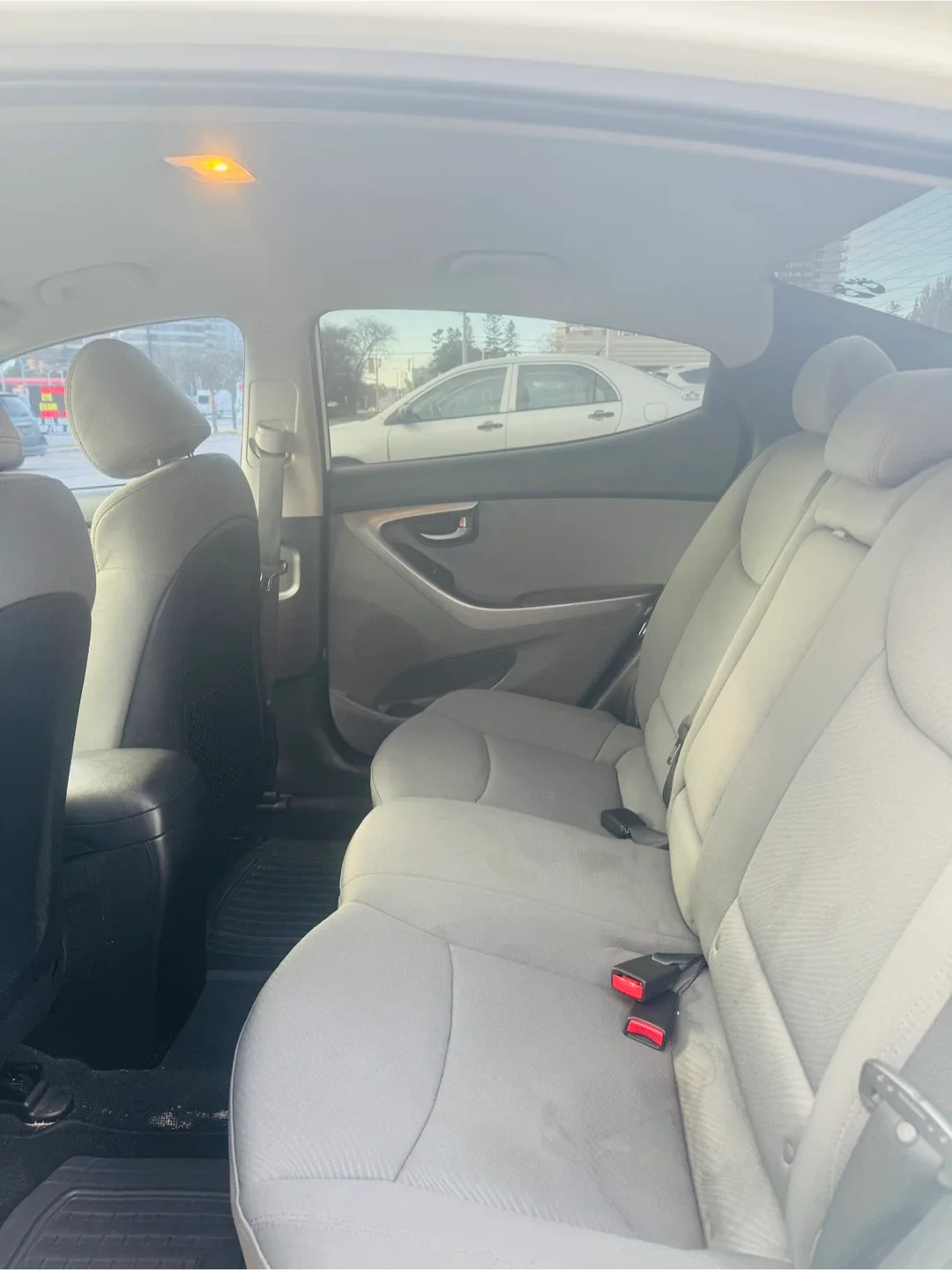 White Hyundai Elantra image indicator(6)