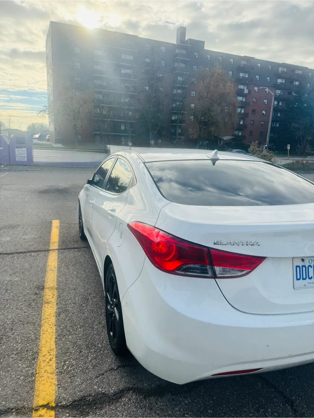 White Hyundai Elantra image indicator(5)