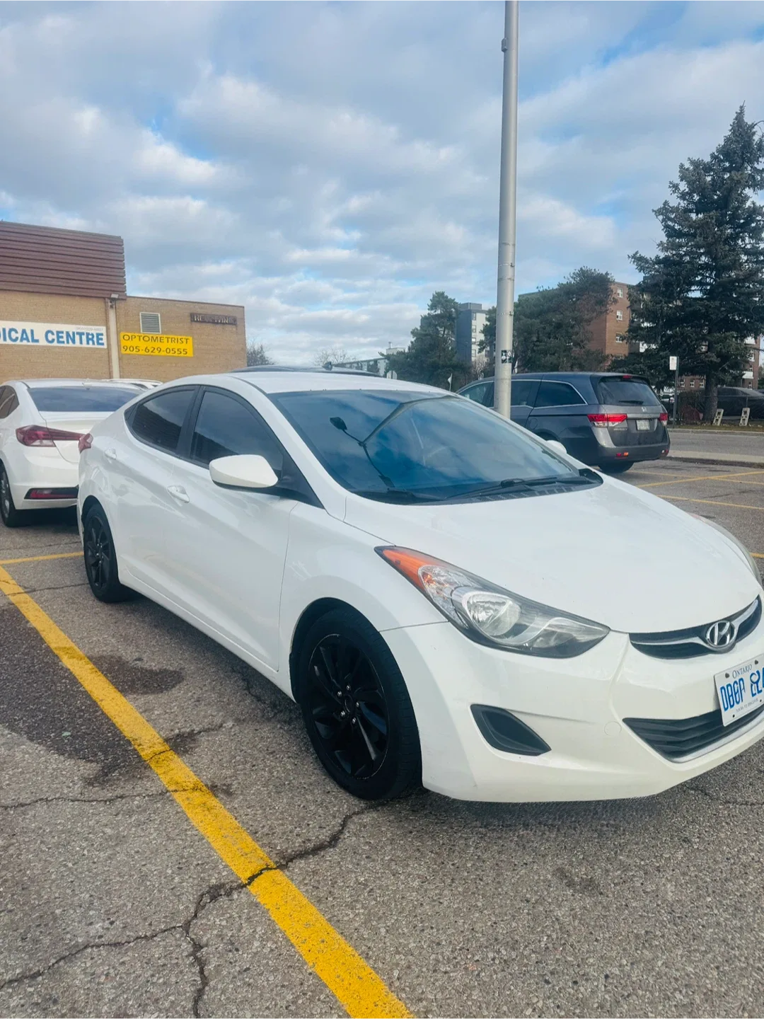 White Hyundai Elantra image indicator(2)