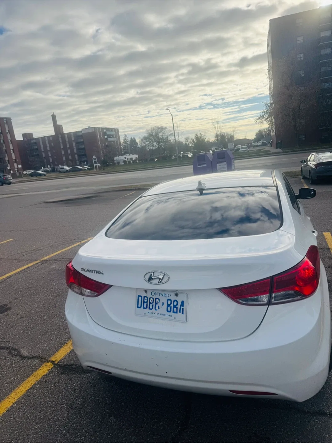 White Hyundai Elantra image indicator(4)