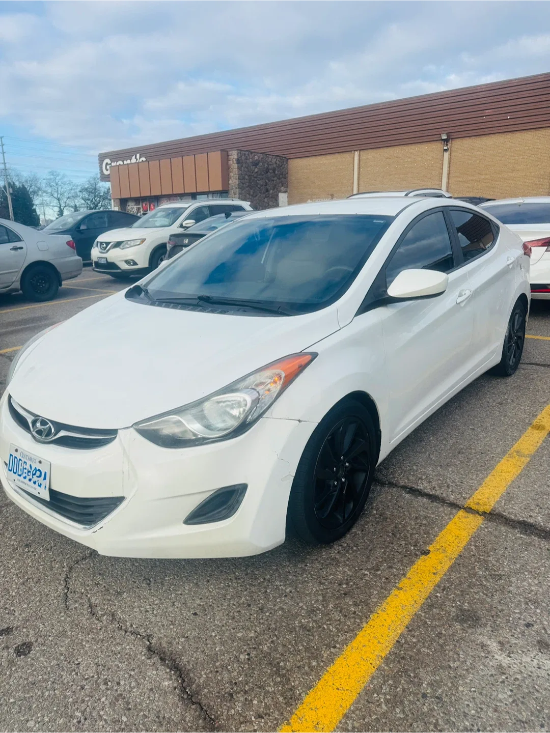 White Hyundai Elantra image indicator(3)