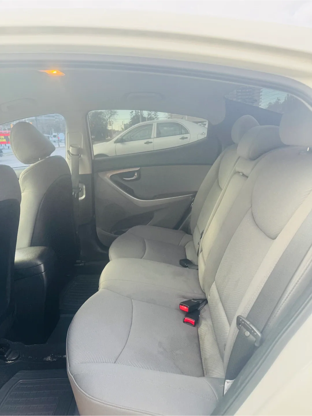 White Hyundai Elantra image indicator(9)