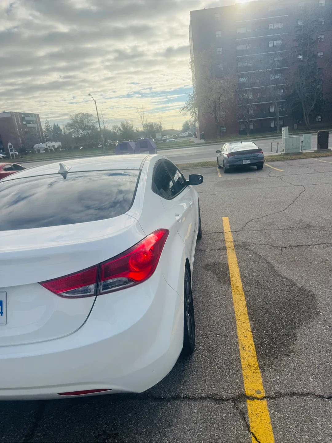 White Hyundai Elantra image indicator(7)