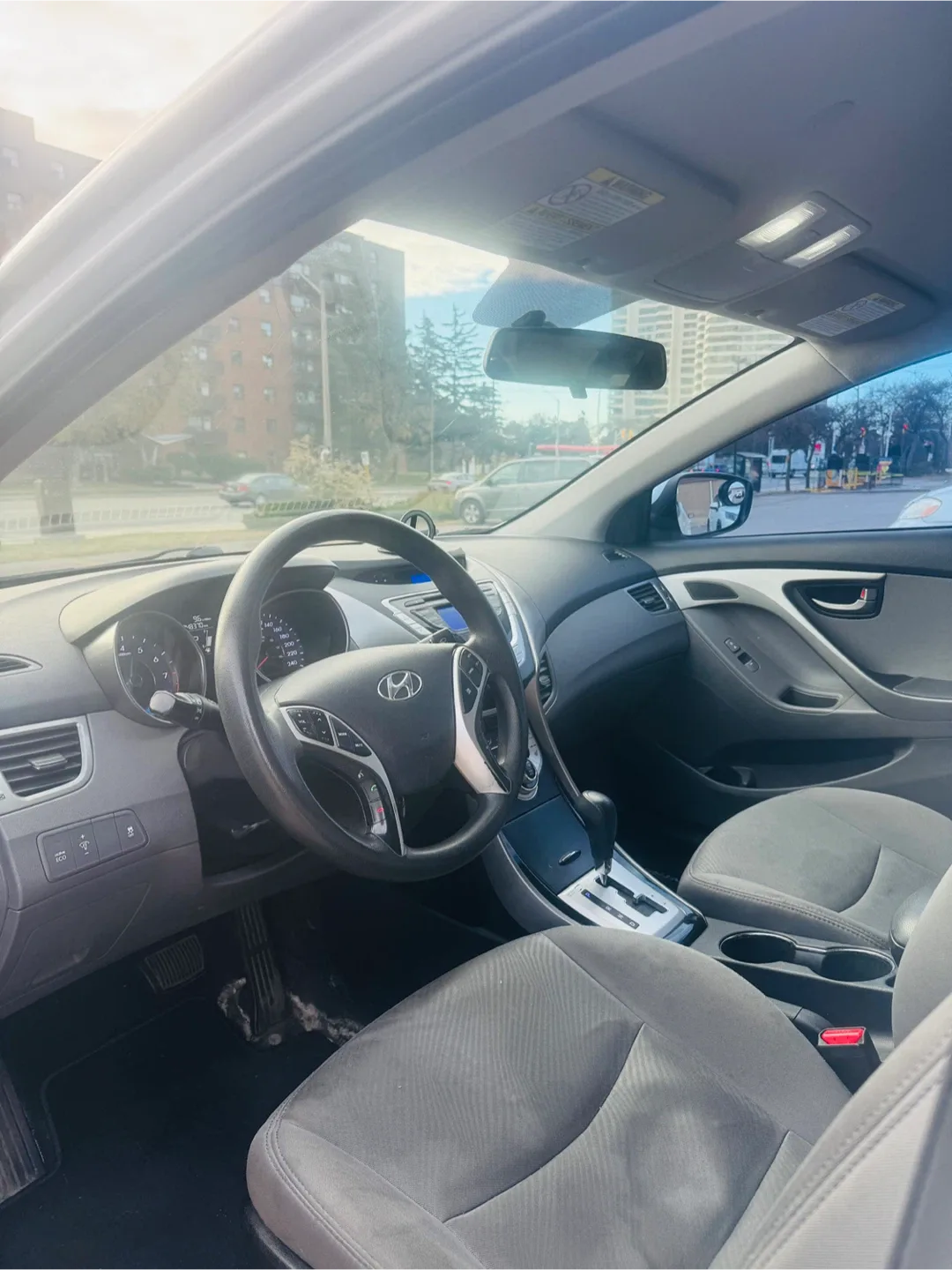 White Hyundai Elantra image indicator(8)