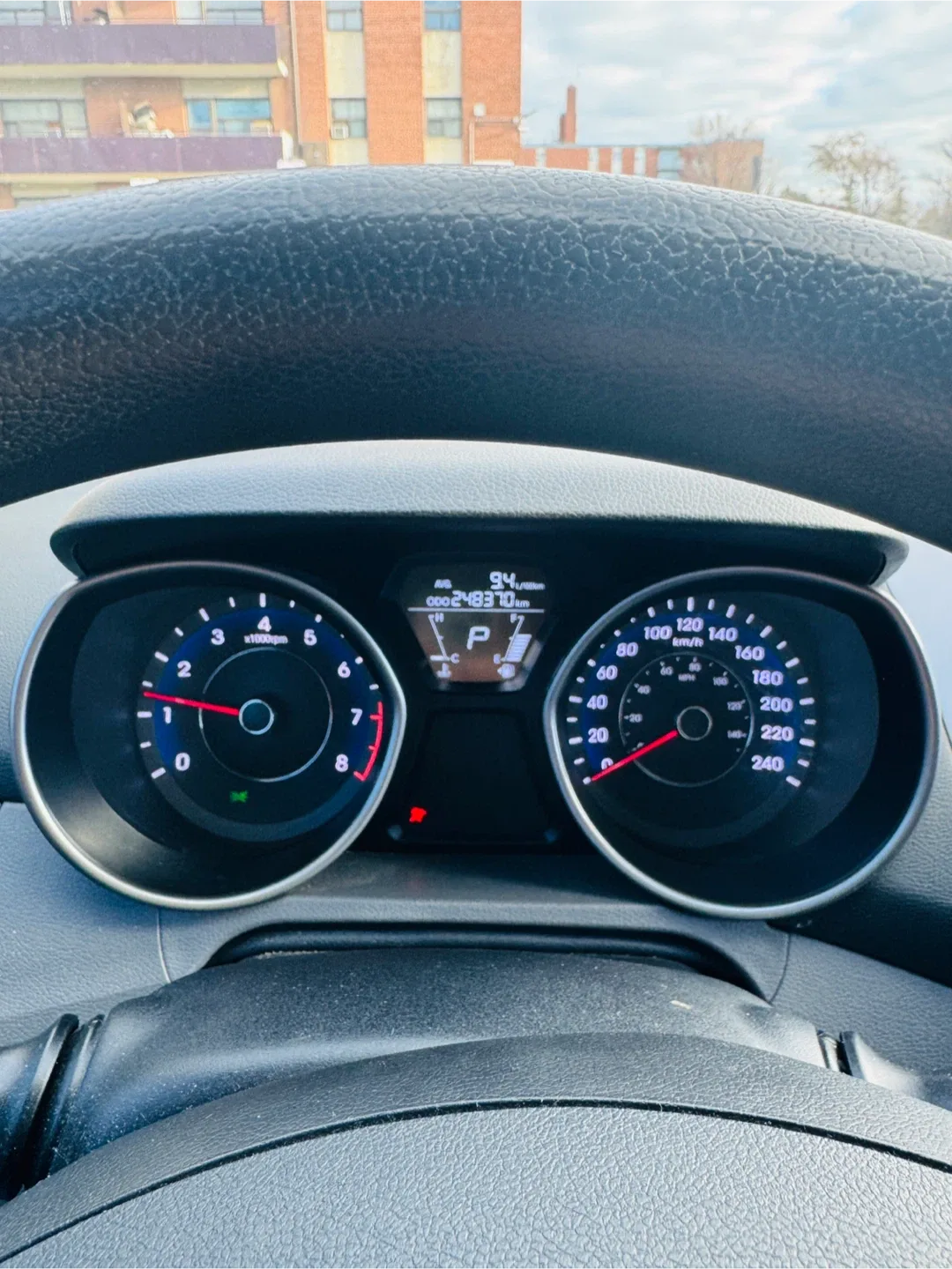 White Hyundai Elantra image indicator(10)