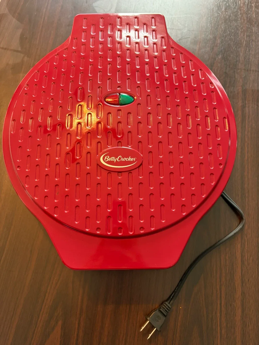 Betty Crocker pizza Maker - Red