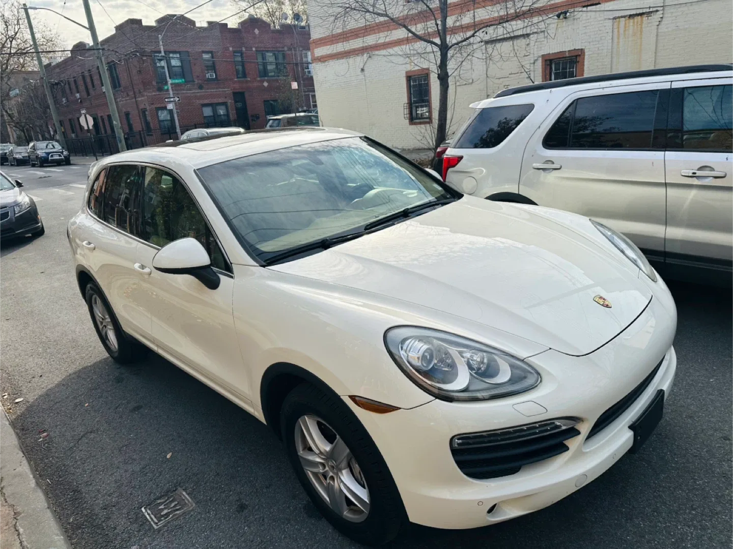 White Porsche Cayenne S image indicator(3)