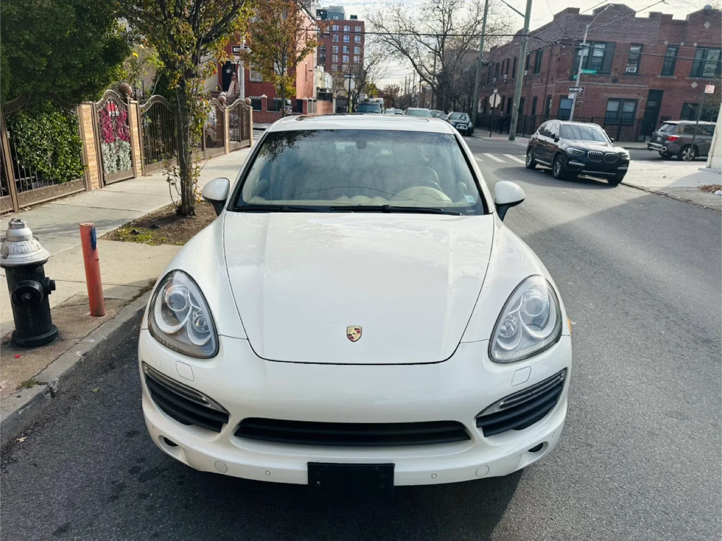 White Porsche Cayenne S image indicator(2)