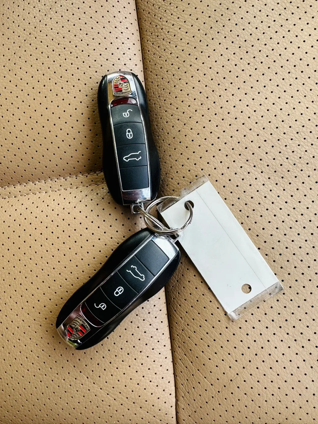 White Porsche Cayenne S image indicator(5)