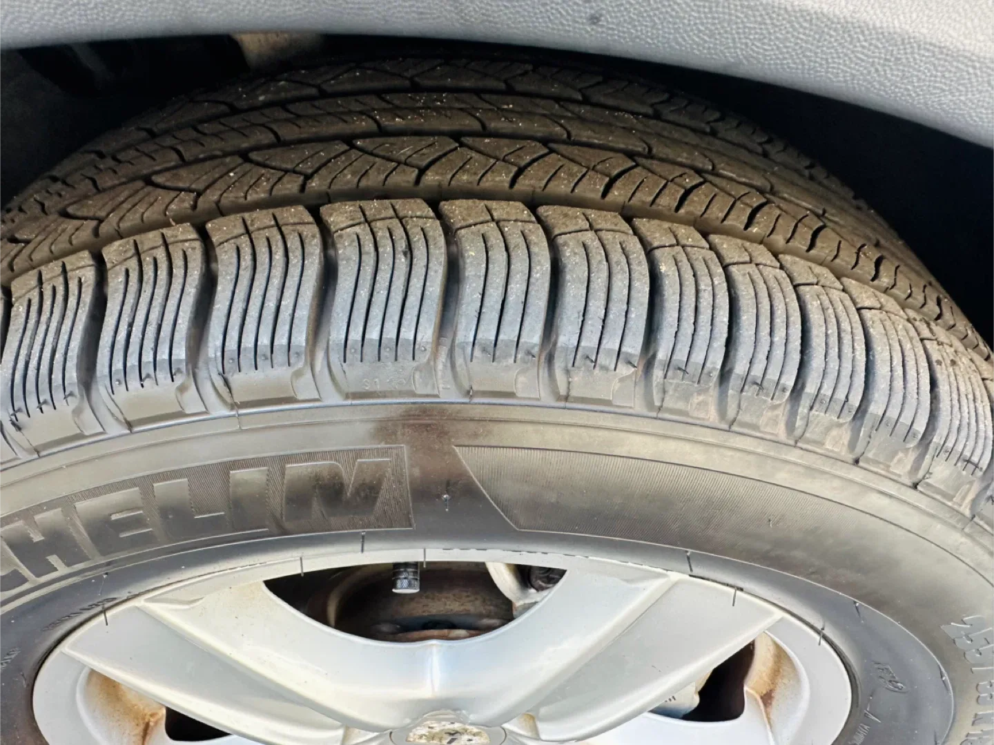 White Porsche Cayenne S image indicator(7)