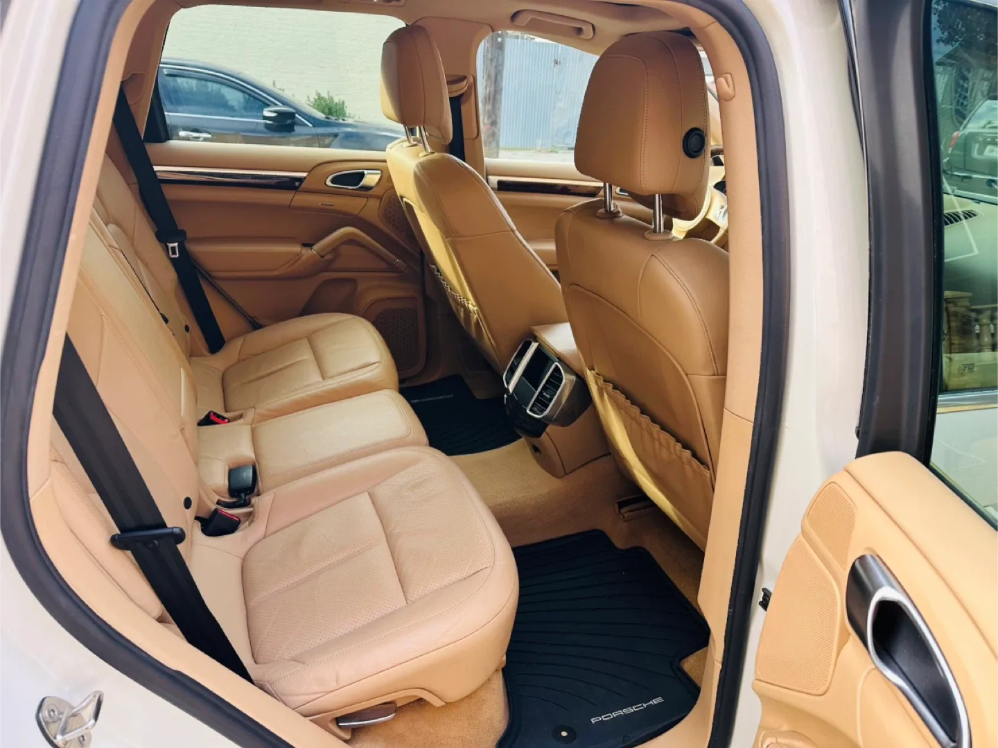 White Porsche Cayenne S image indicator(10)