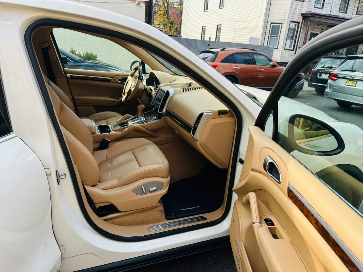 White Porsche Cayenne S image indicator(9)