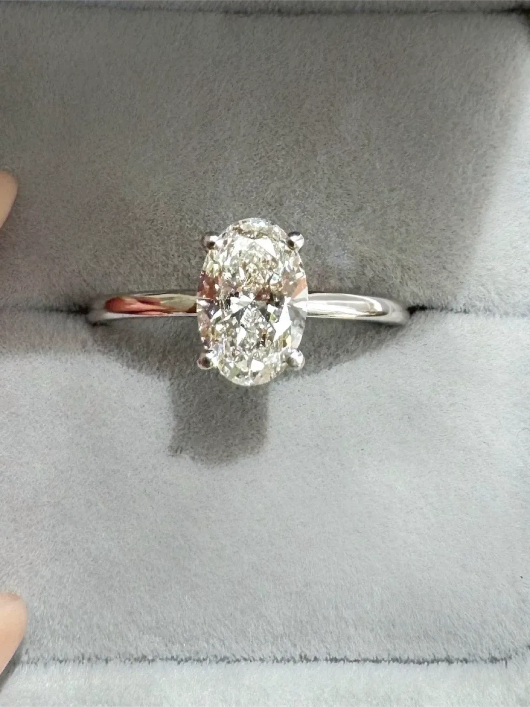 Oval Cut Diamond Ring image indicator(3)