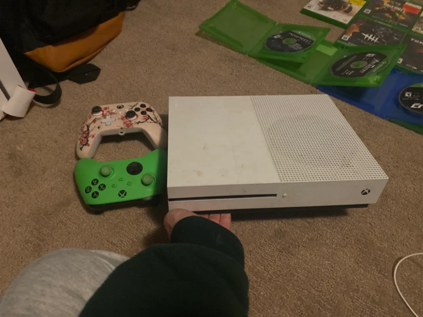 Xbox One S Console, Games, Controllers & Headset image indicator(2)