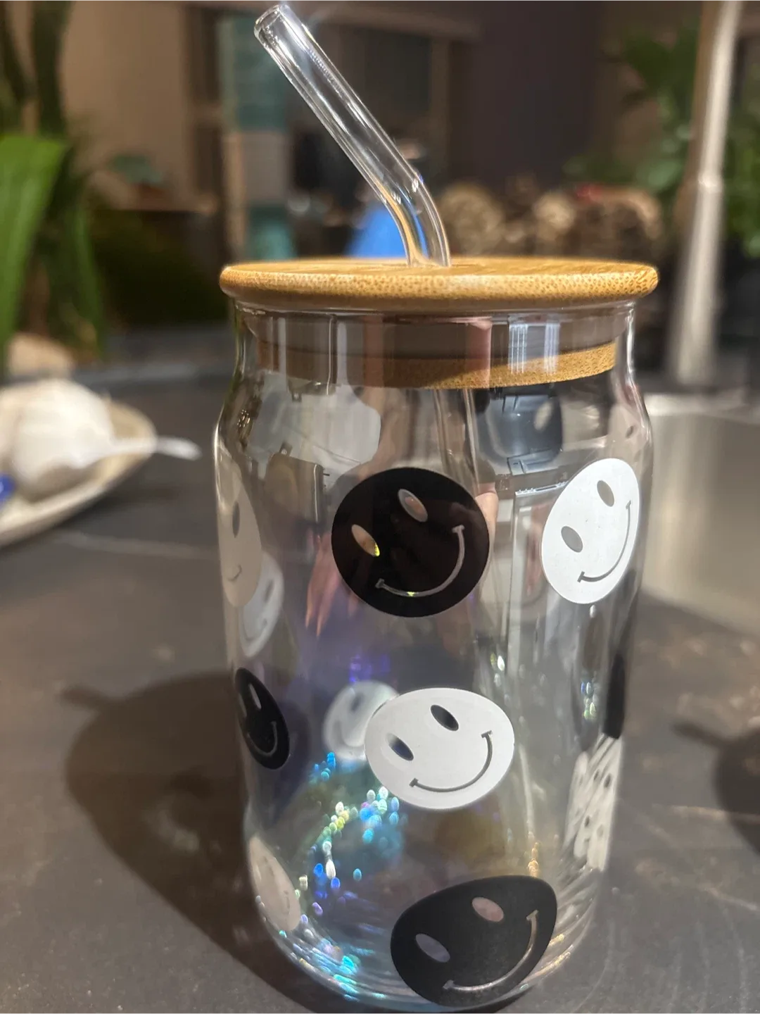 Smiley Face Glass Tumblers with Straws image indicator(2)