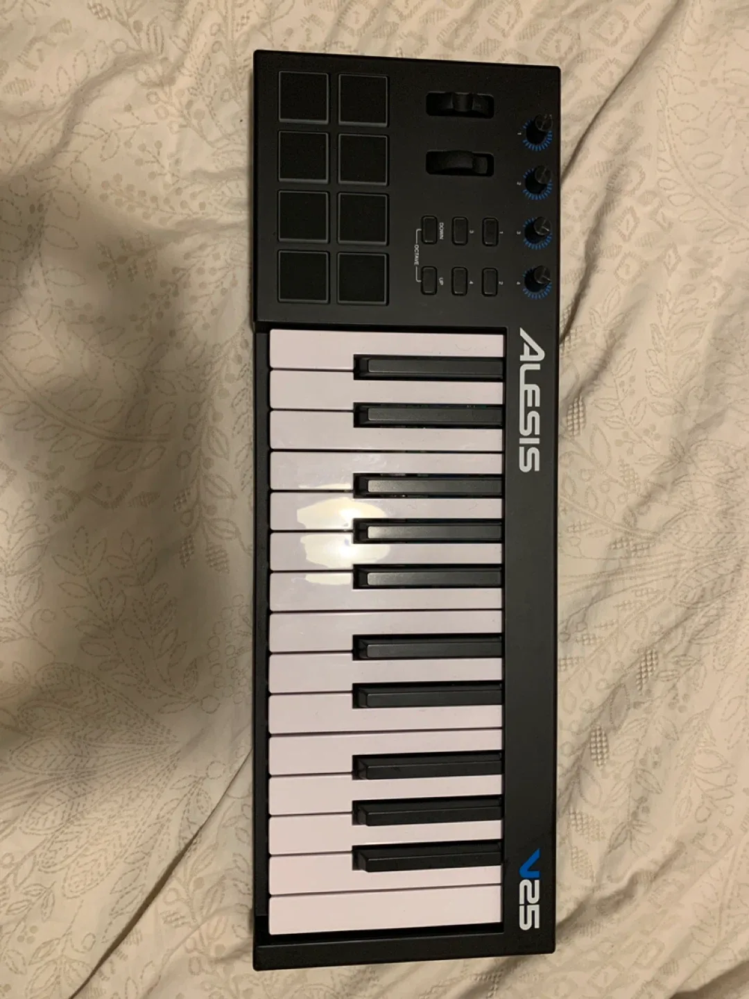 Alesis V25 MIDI Keyboard