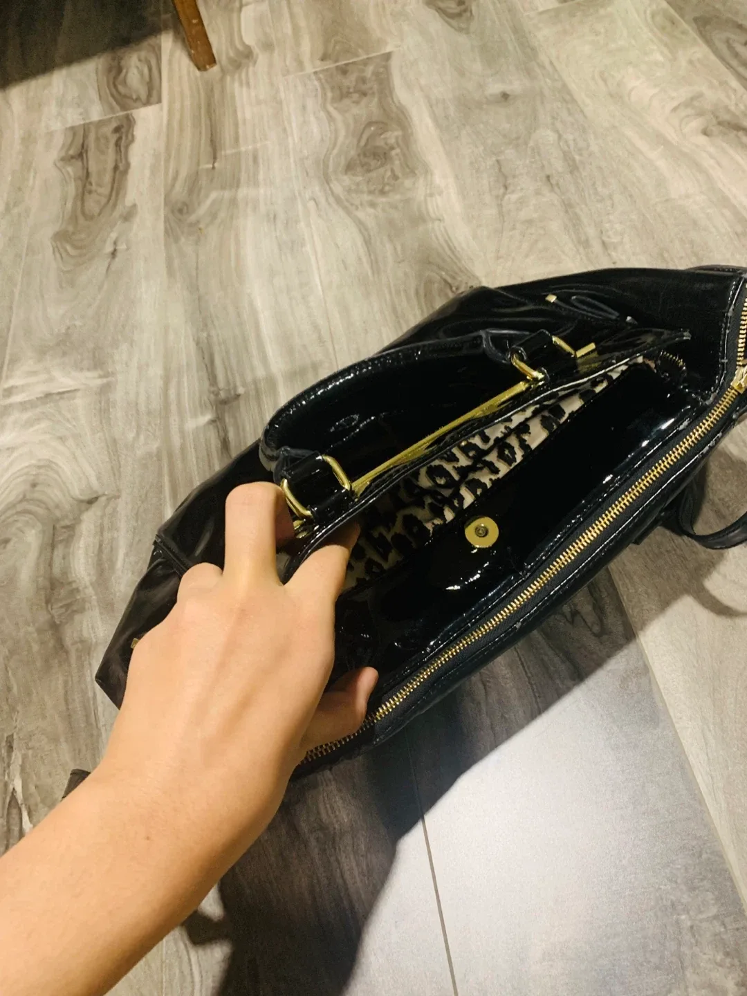 Black Patent Leather Handbag image indicator(3)