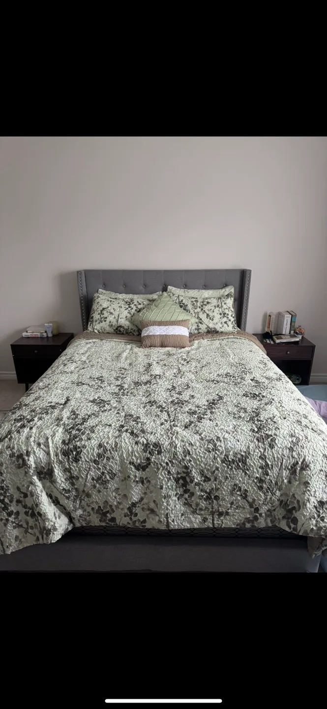 Queen bed, including mattress and box!!!