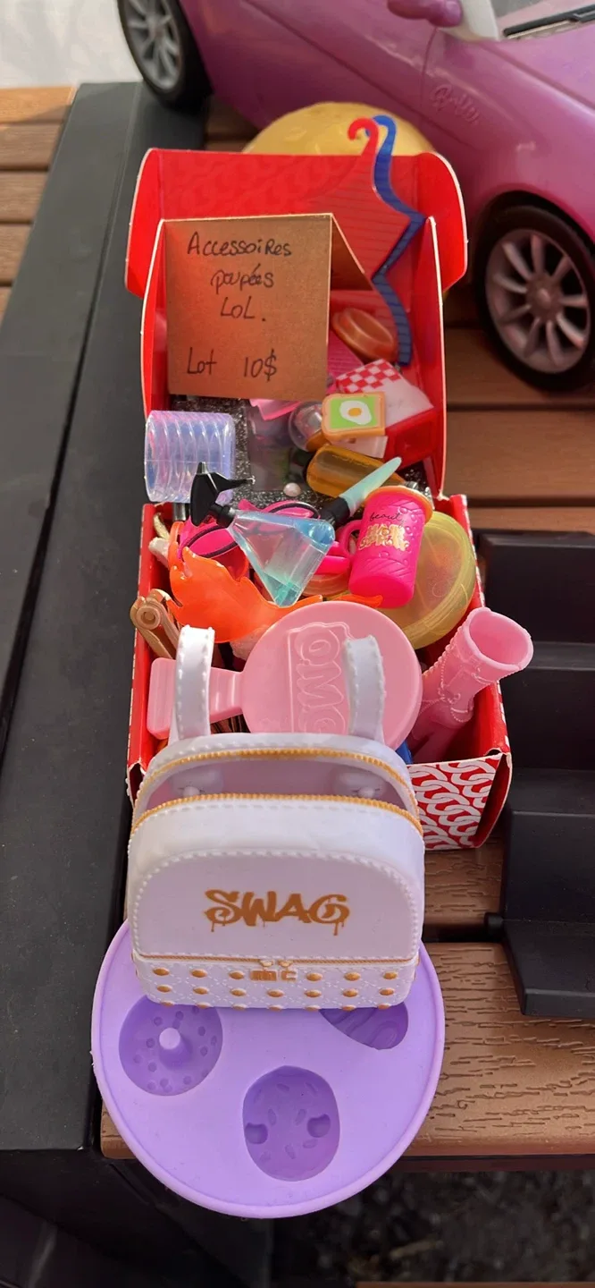 Lot d'accessoires et vêtements pour poupées LOL image indicator(2)