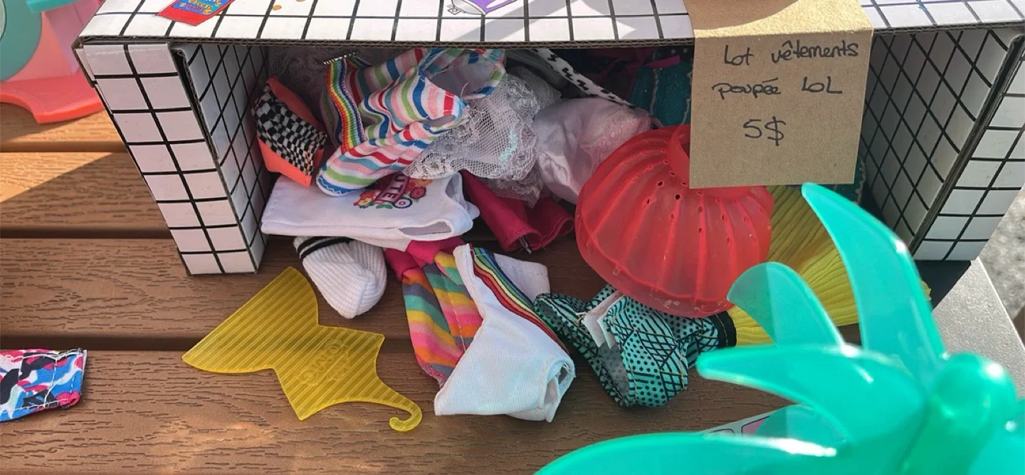 Lot d'accessoires et vêtements pour poupées LOL