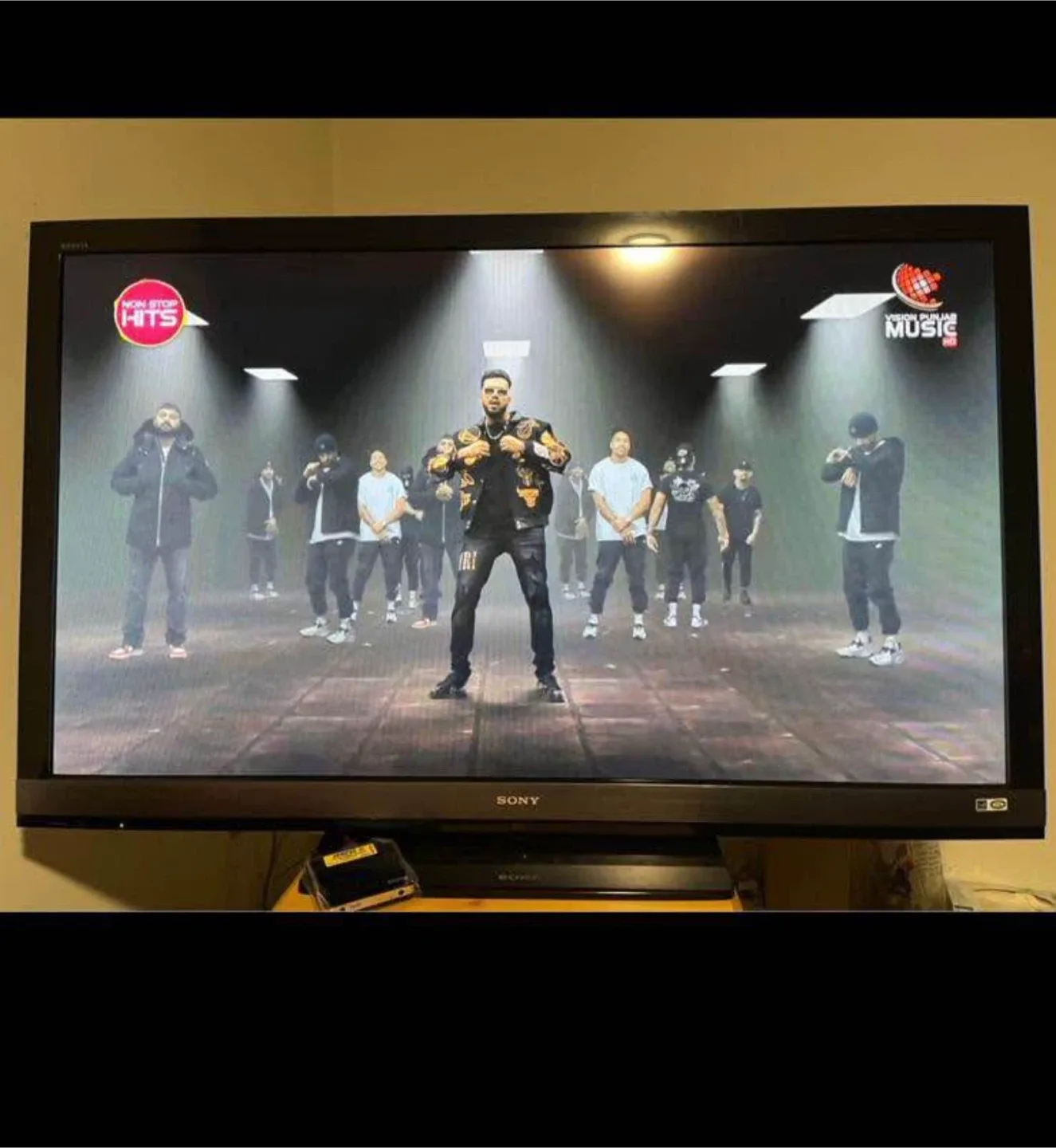 TVs: Sony Bravia & Sharp Roku TV image indicator(3)