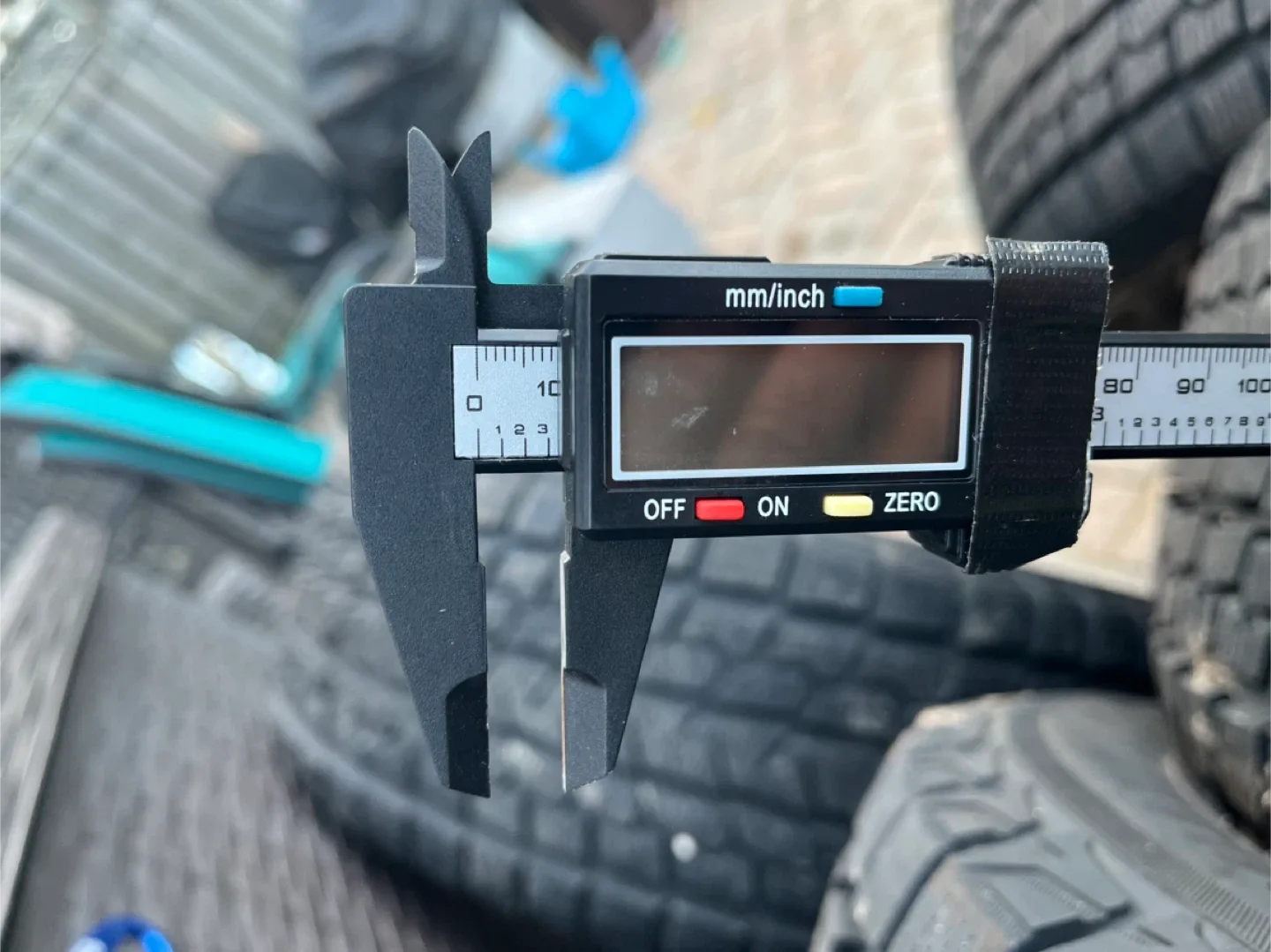 Yokohama IceGuard G075 255/55R18 Winter Tires image indicator(6)