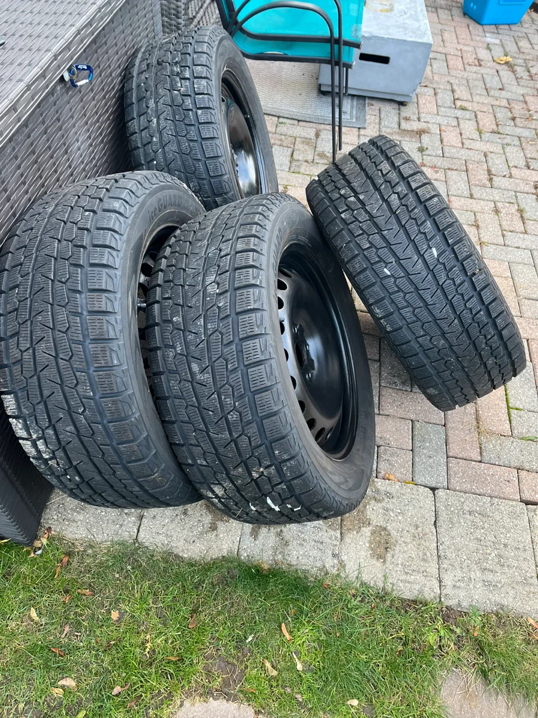 Yokohama IceGuard G075 255/55R18 Winter Tires image indicator(2)