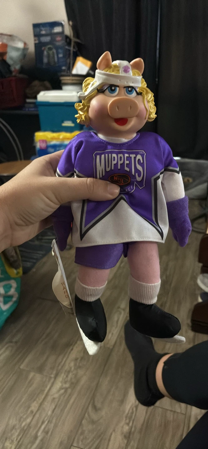 Miss Piggy Muppets NHL Hockey Doll - photo 2