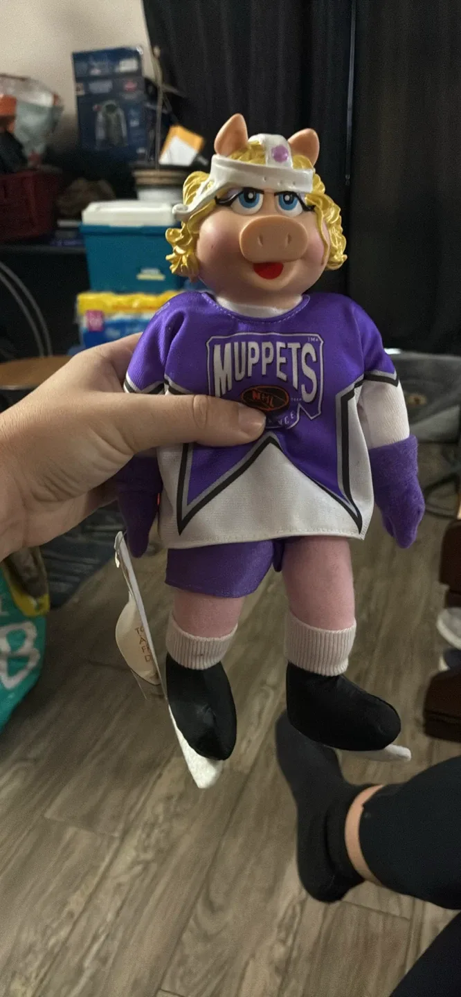 Miss Piggy Muppets NHL Hockey Doll image indicator(2)
