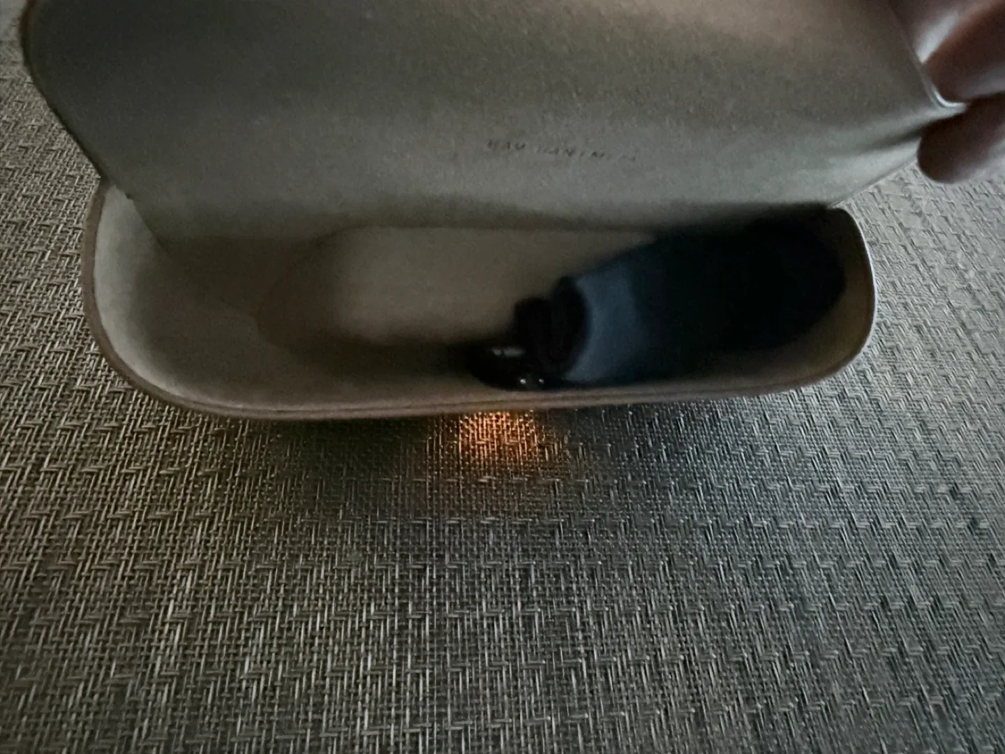 Ray-Ban Meta Case Only image indicator(2)