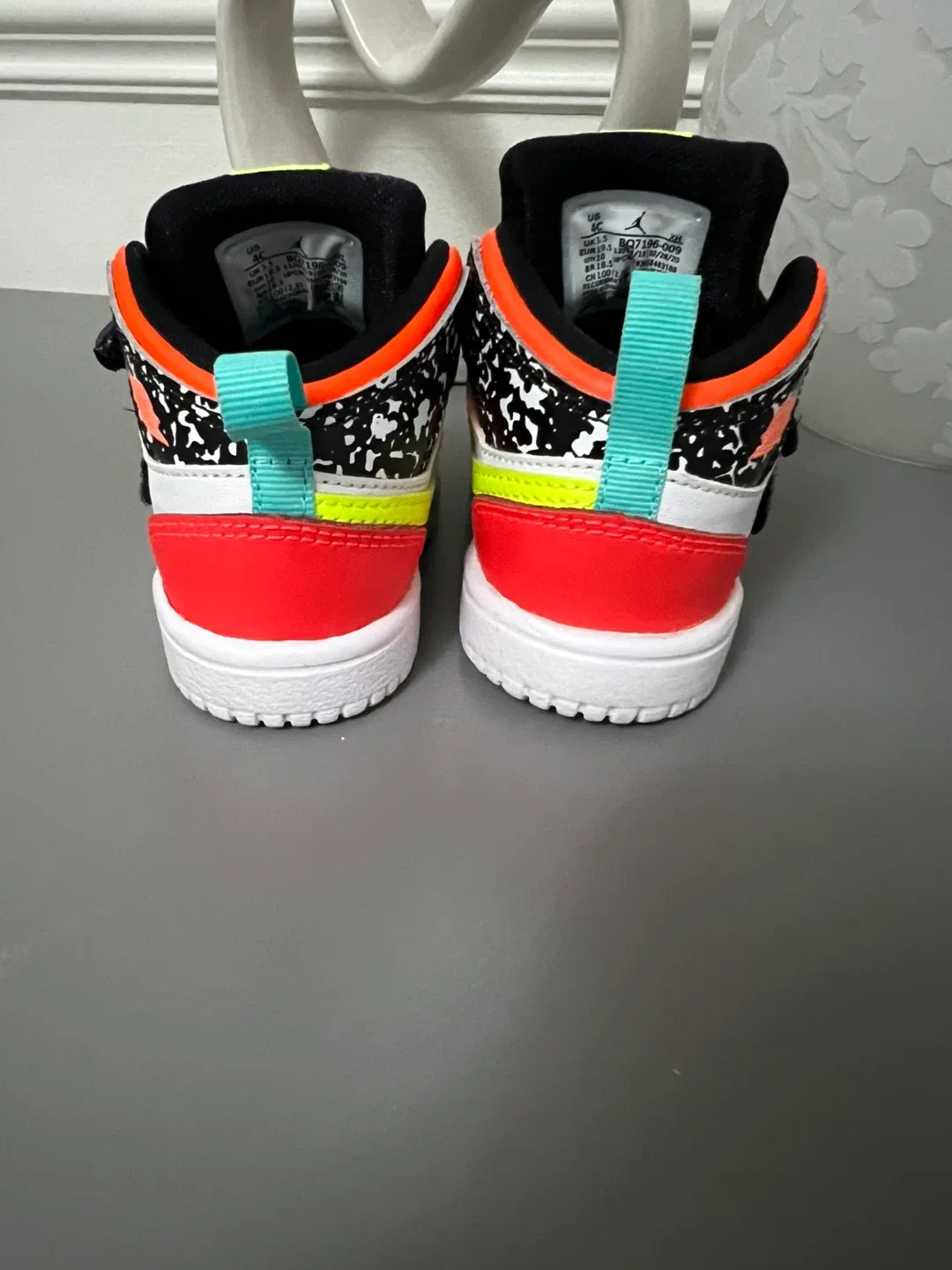 Jordan 1 - Size 4C image indicator(3)