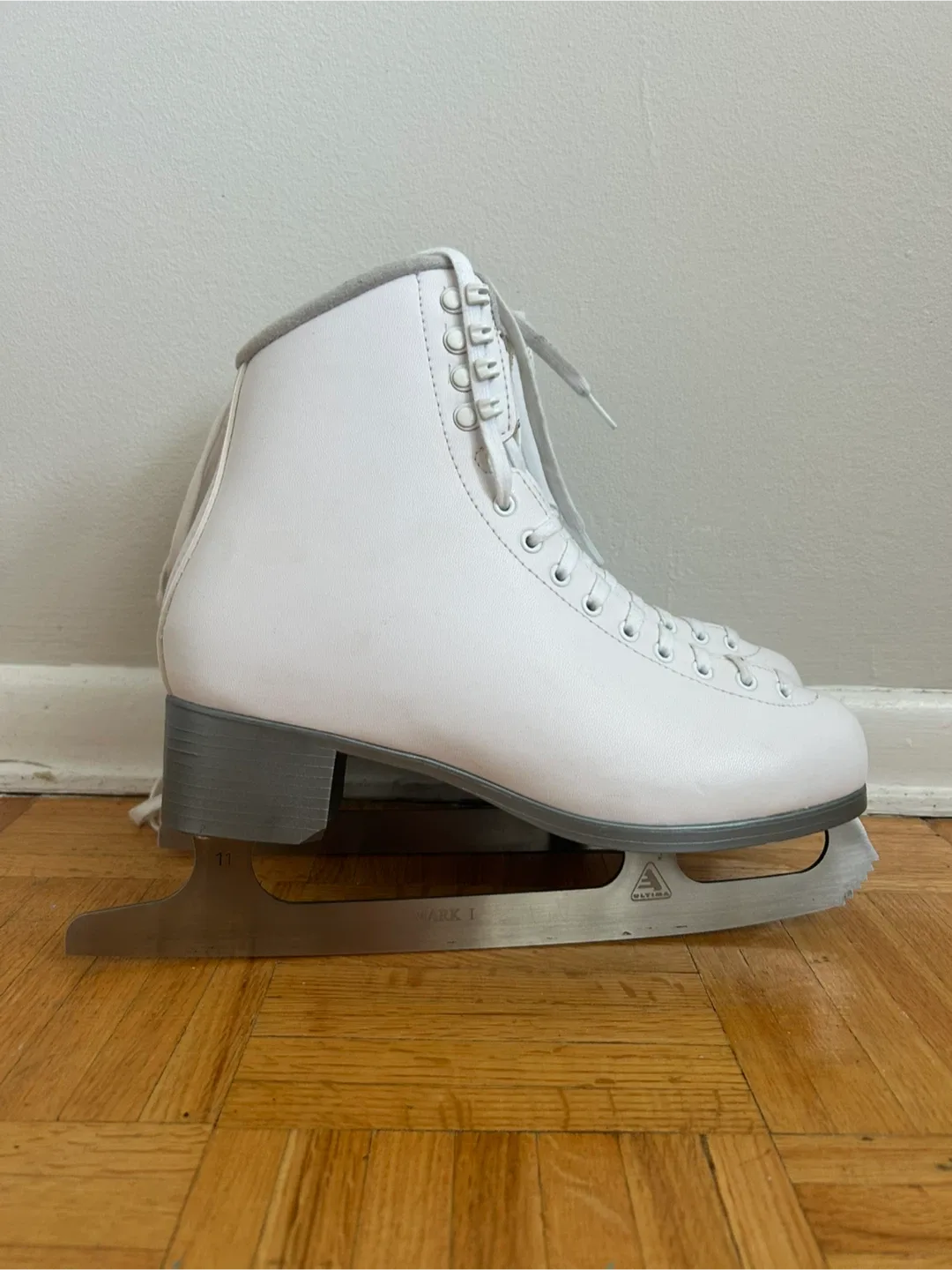 Jackson White Figure Skates - Size 10 image indicator(2)