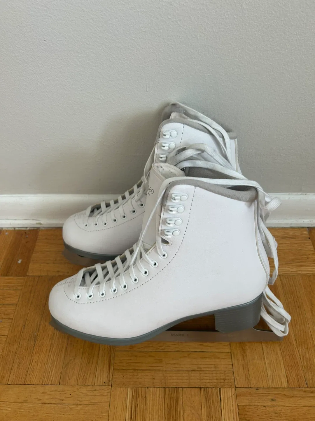 Jackson White Figure Skates - Size 10