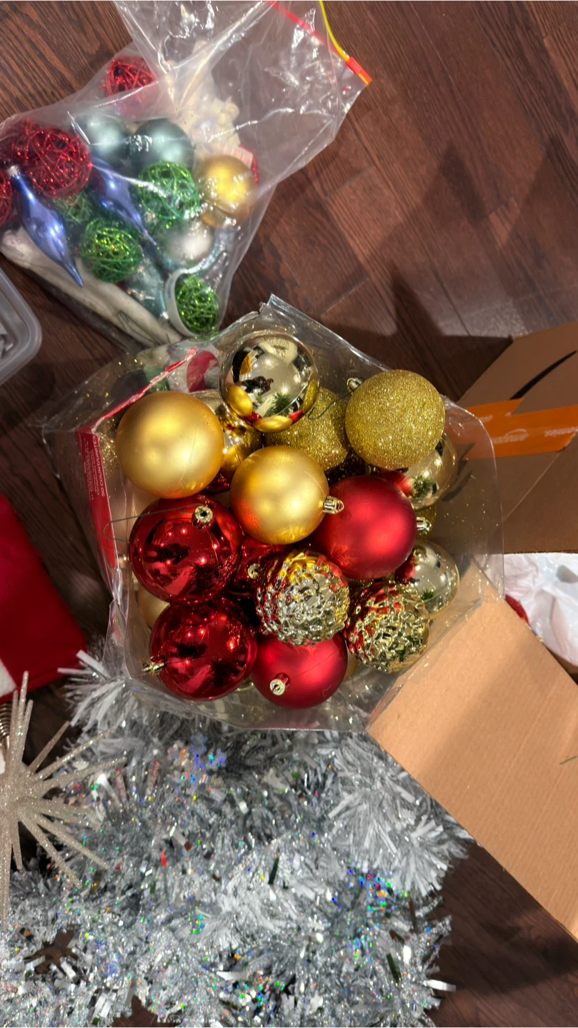 Christmas Decorations: Ornaments, Stockings, Tree Skirt