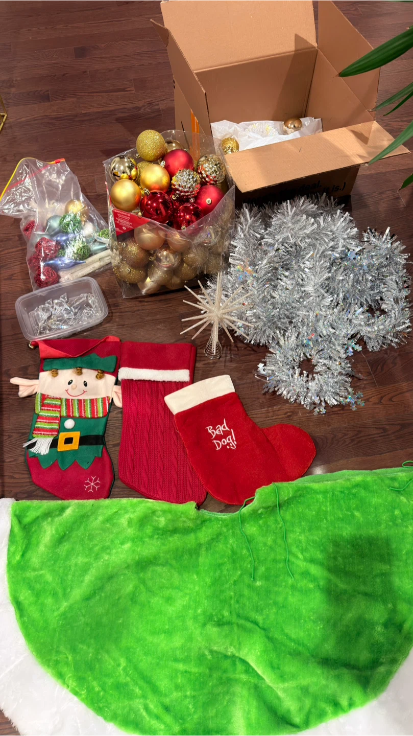 Christmas Decorations: Ornaments, Stockings, Tree Skirt - photo 2