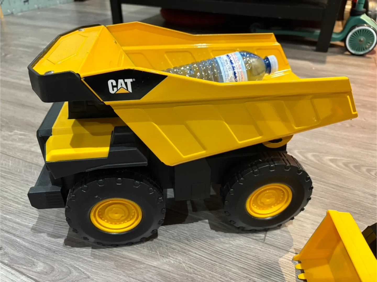 CAT Toy Bulldozer and Steel Dump Truck Set image indicator(3)