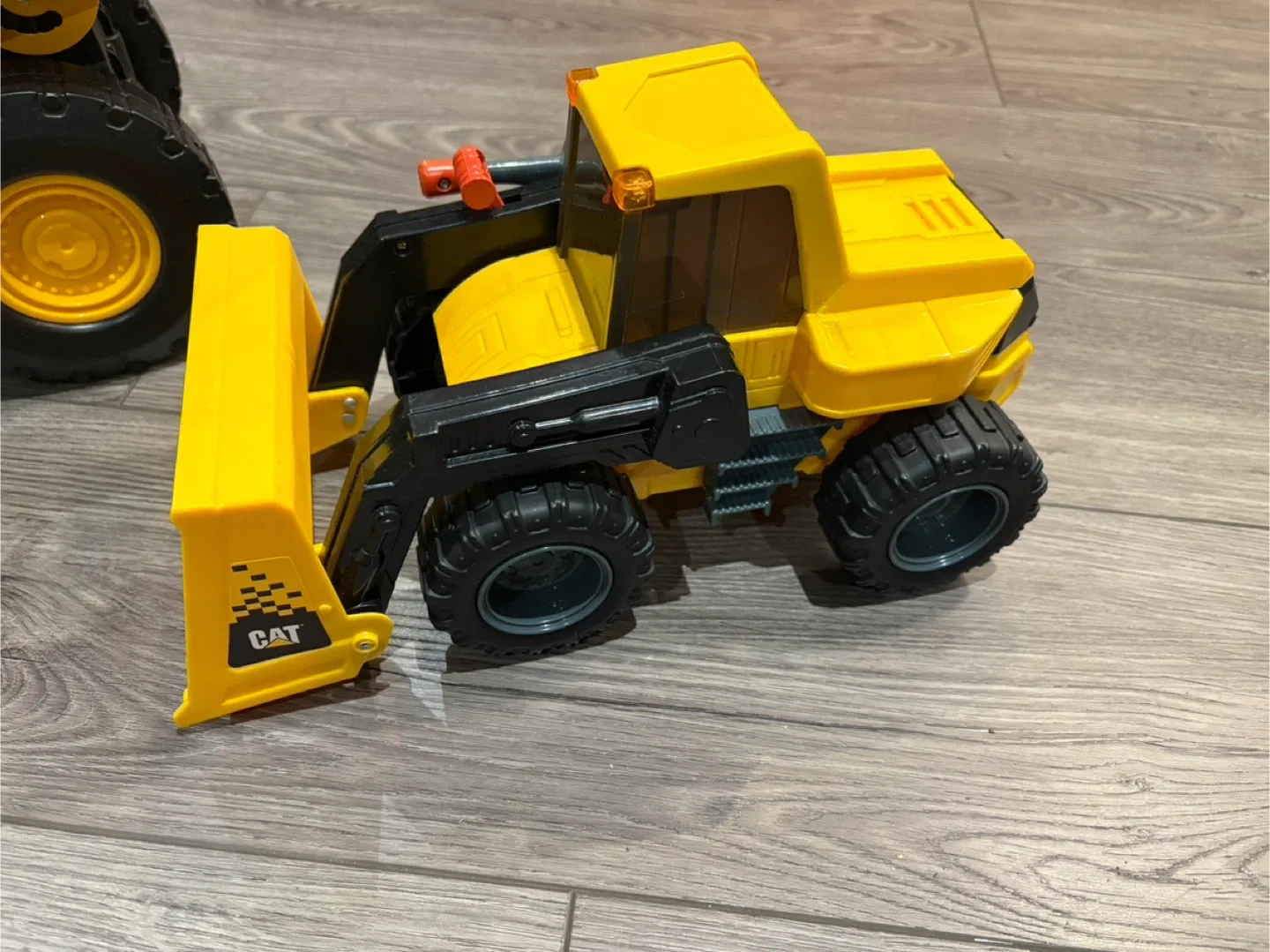 CAT Toy Bulldozer and Steel Dump Truck Set image indicator(4)