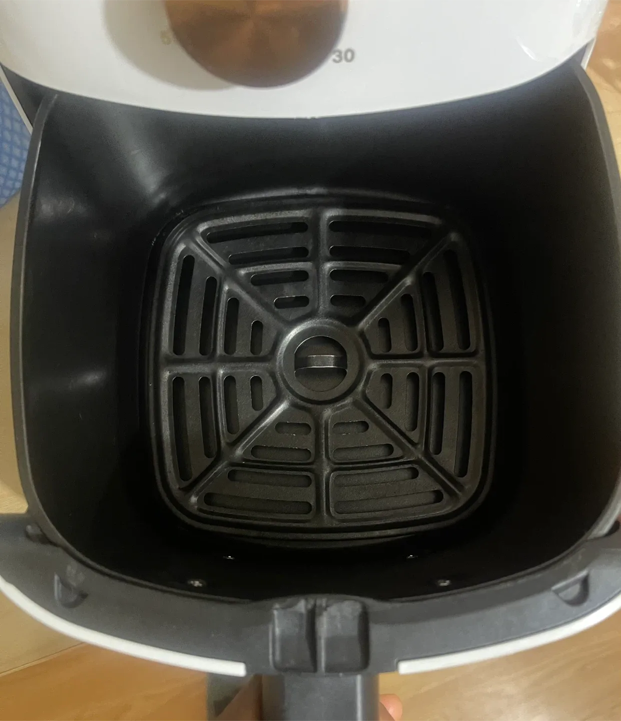 Air Fryer - White & Gold Accents image indicator(2)