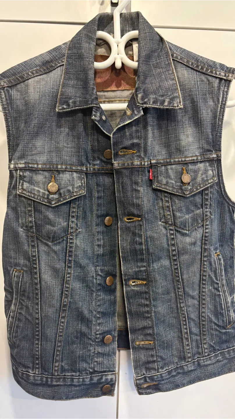 Women's Levi's vest image indicator(2)