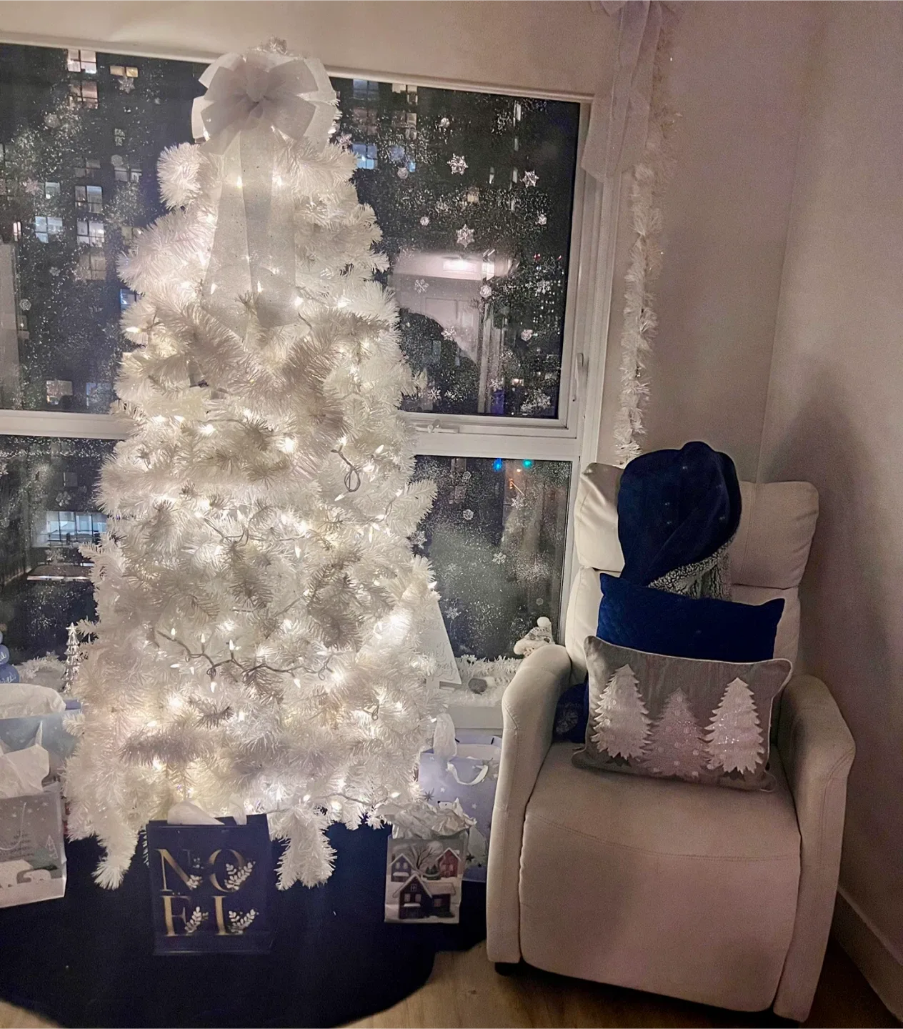 Big white Christmas tree image indicator(2)