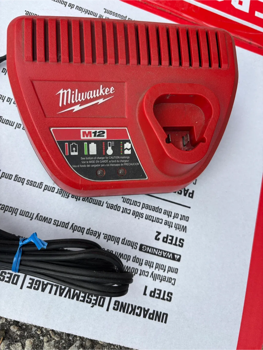 Milwaukee M12 Battery Charger image indicator(2)