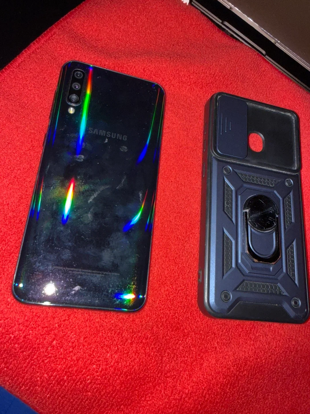 Samsung Galaxy A50 & iPhone 11 with cases image indicator(5)