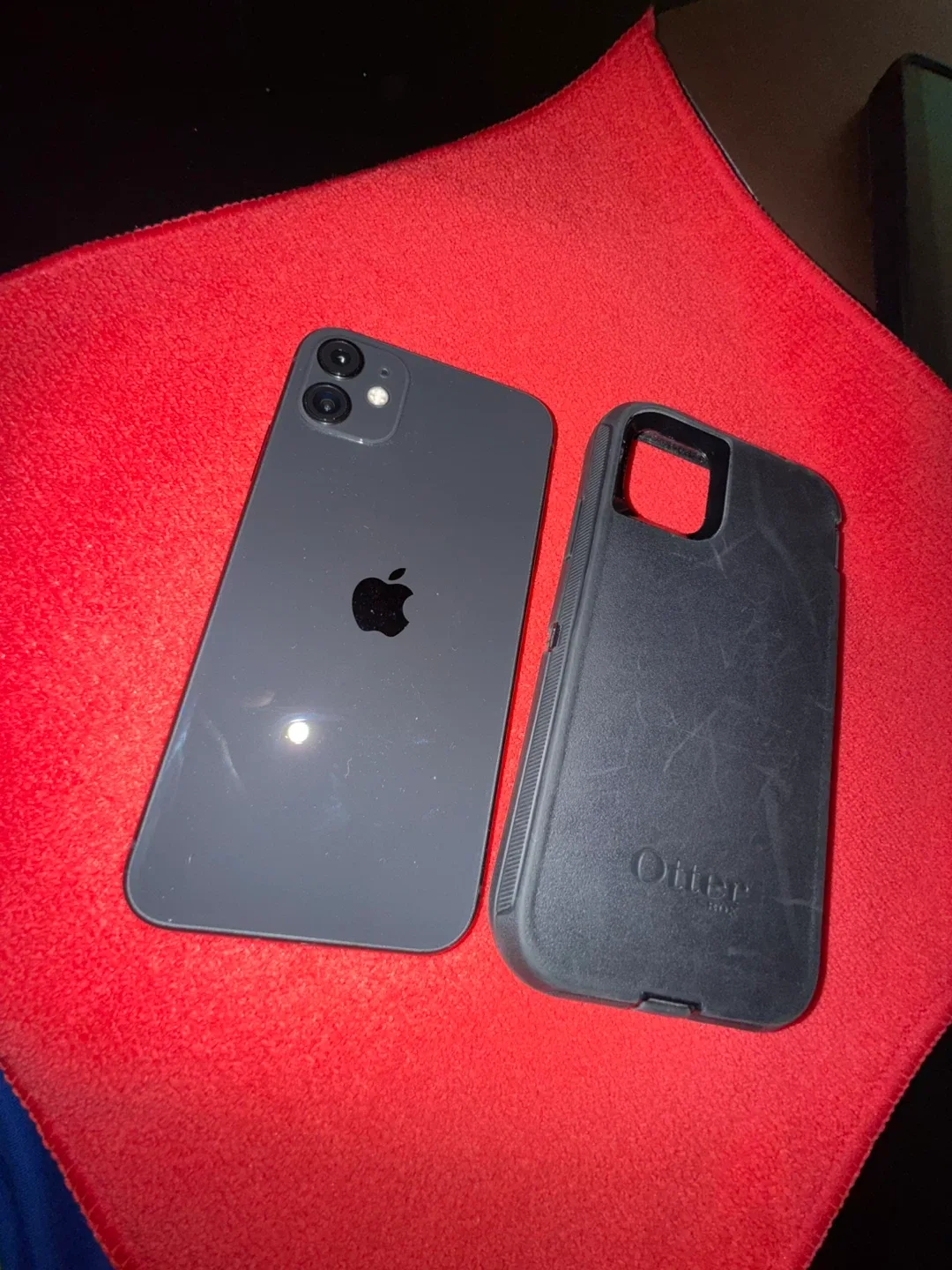 Samsung Galaxy A50 & iPhone 11 with cases image indicator(2)