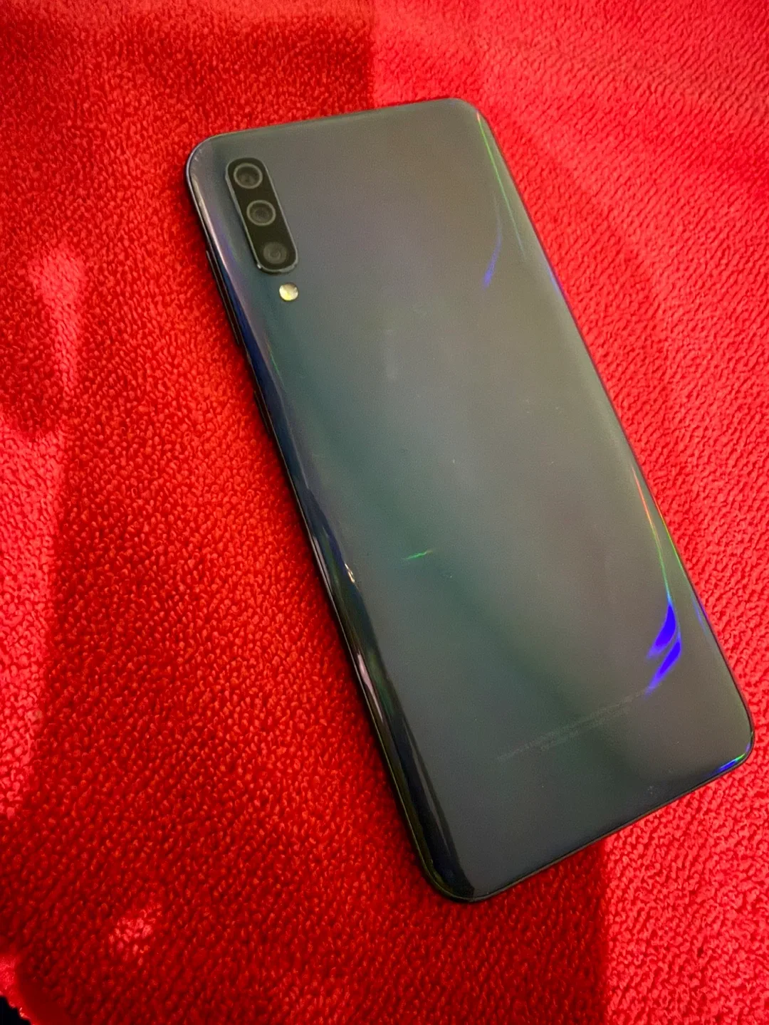 Samsung Galaxy A50 & iPhone 11 with cases image indicator(4)