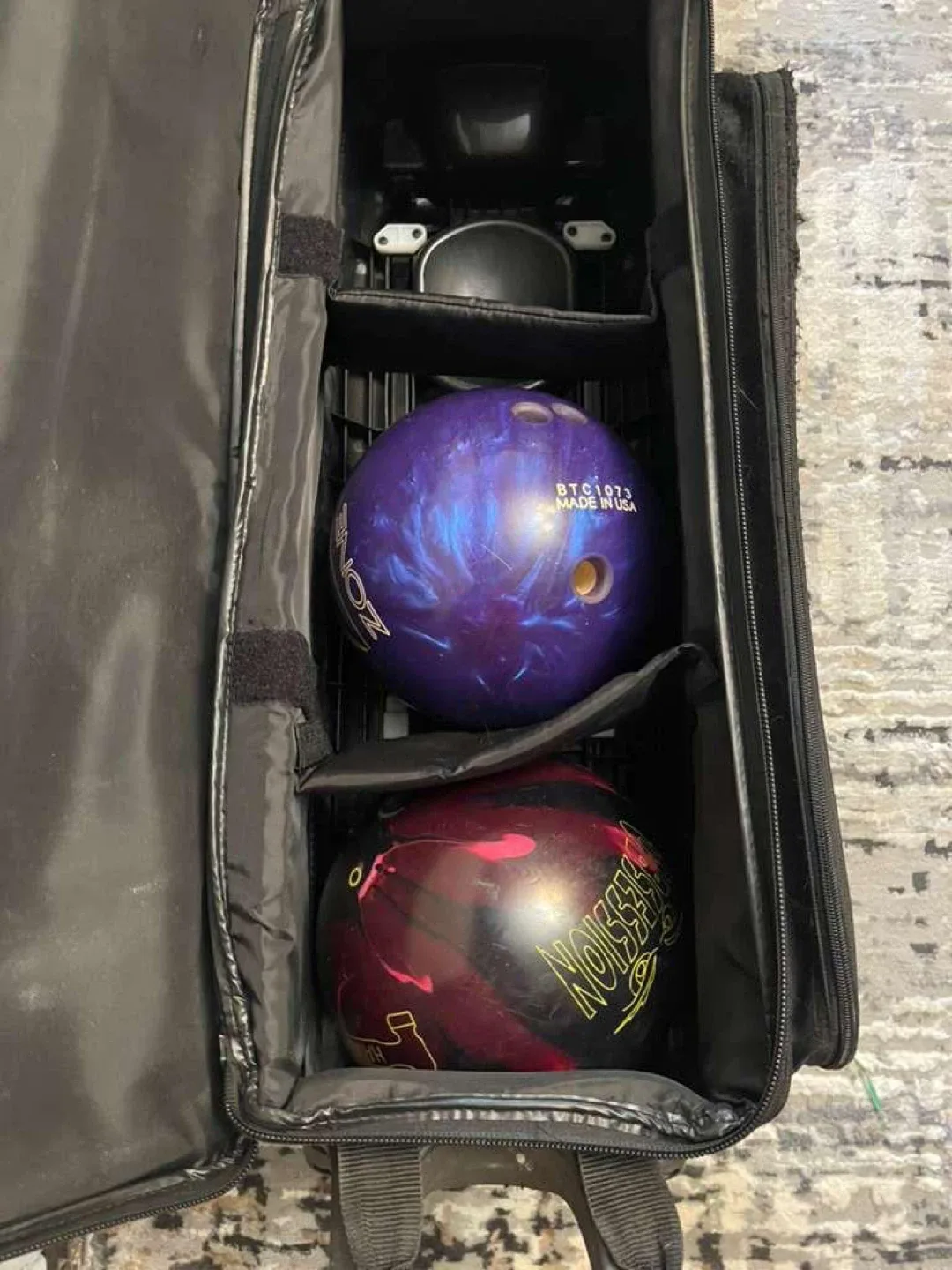 Brunswick Bowling Bag with Wheels image indicator(2)