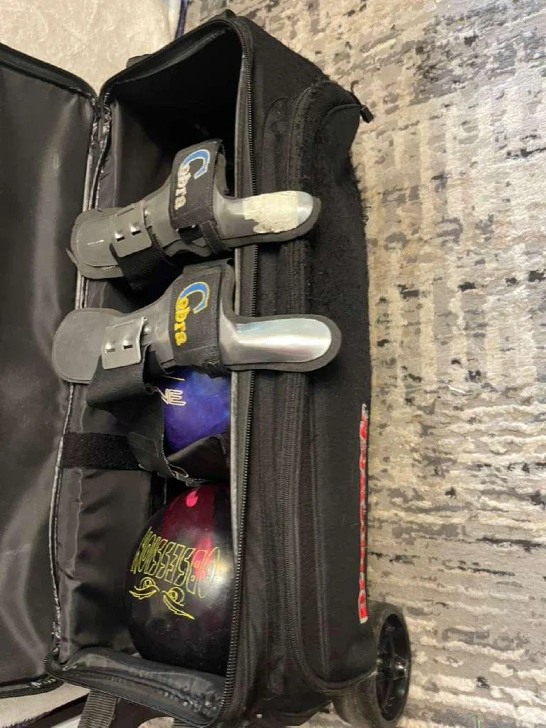 Brunswick Bowling Bag with Wheels image indicator(7)